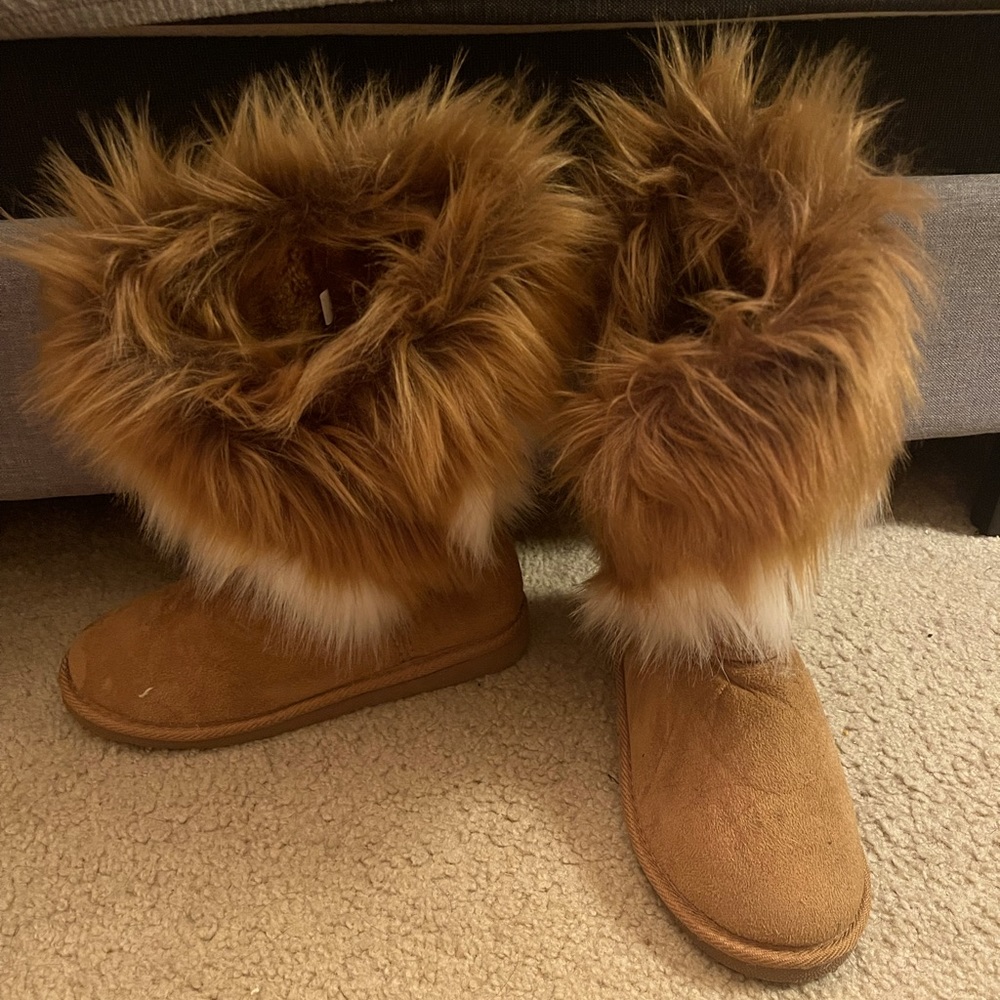 Fur boots in tan
